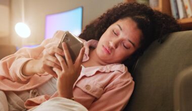 6 signs you're phone dependent and 3 steps to start a 'digital detox'