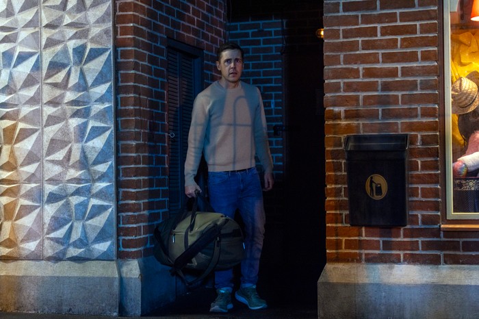 01_05_coro_todd_theo_03 Todd hides in an alleyway with his bag in a scene from Coronation Street