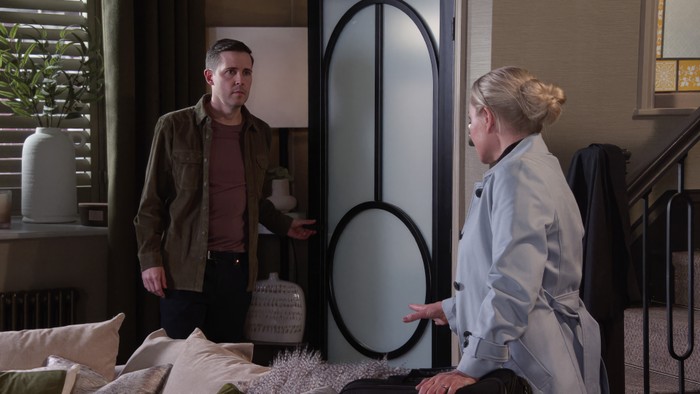 Todd walks into Lisa's house in Coronation Street