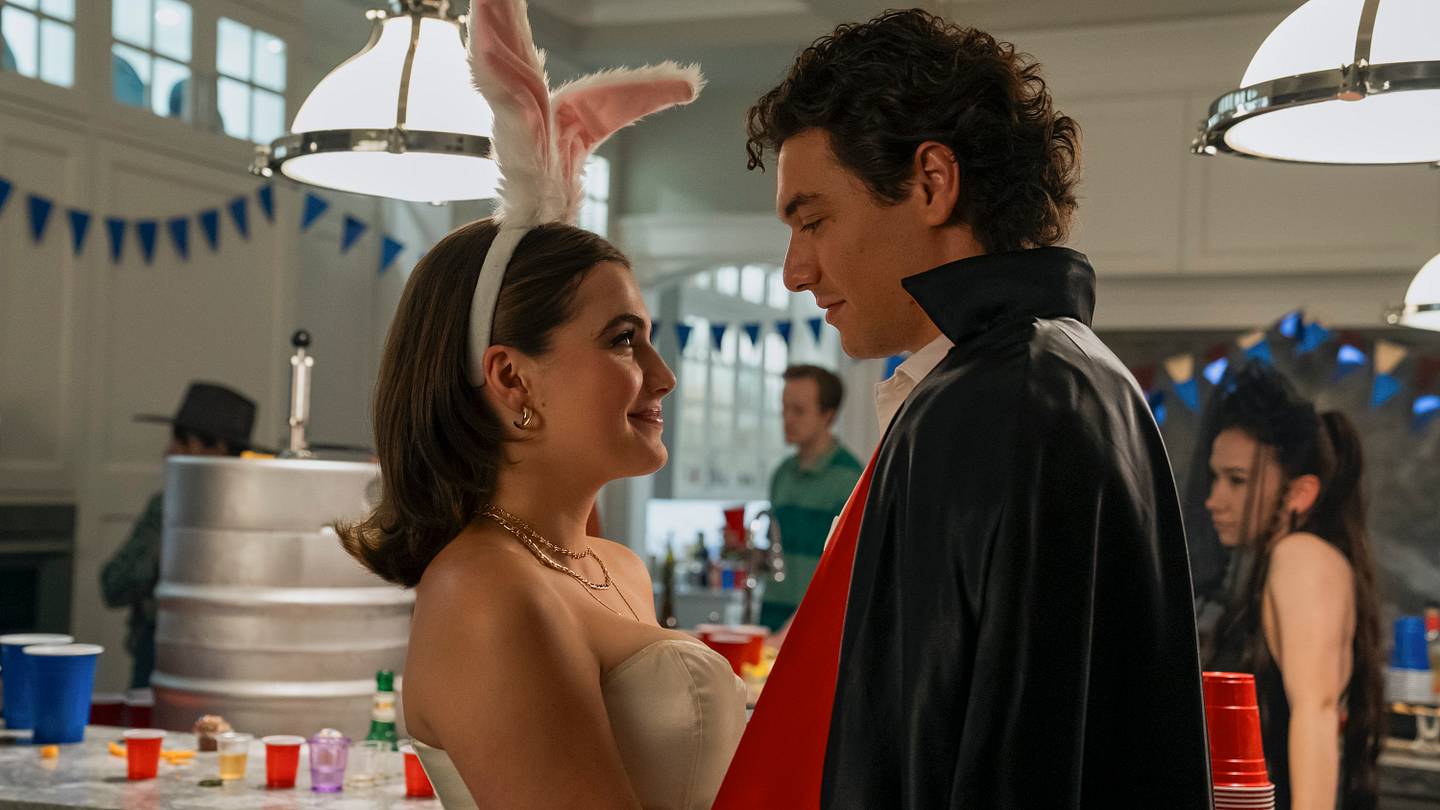 Hannah Wells (Ella Bright) and Garrett Graham (Belmont Cameli) in OFF CAMPUS