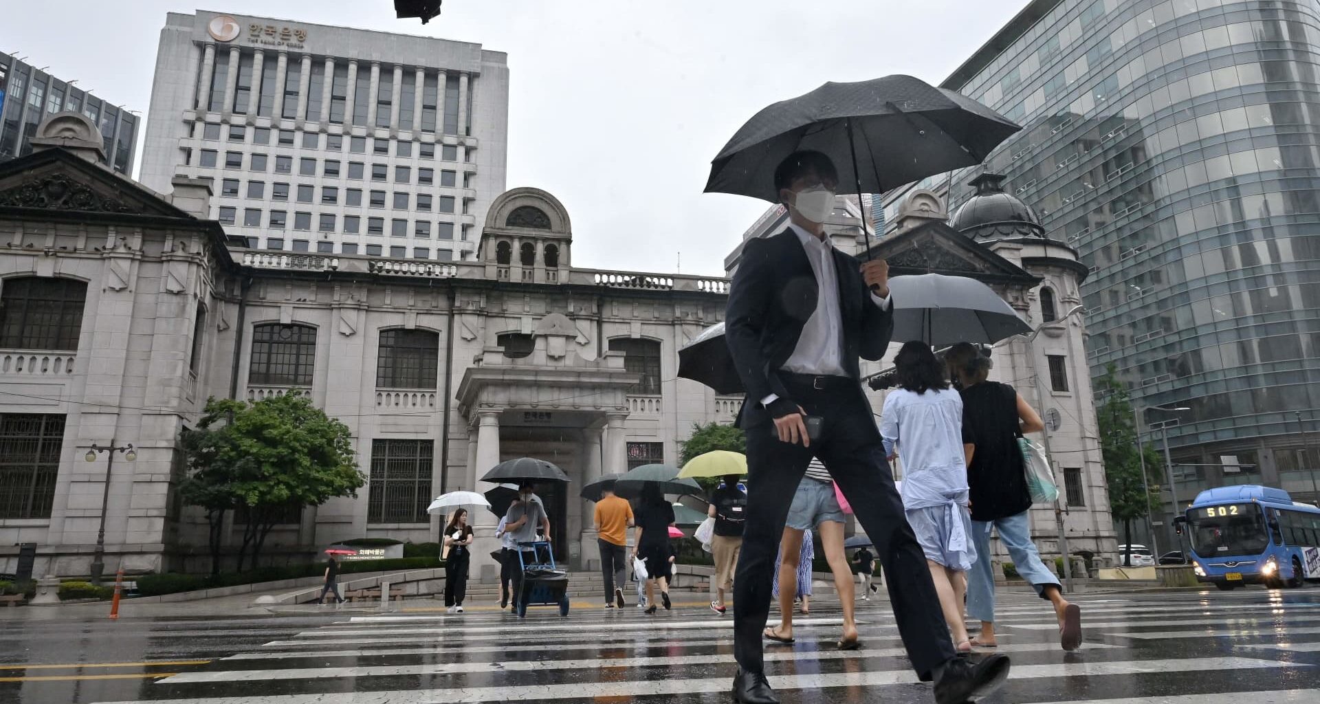 South Korea holds rates, reveals hawkish split within board