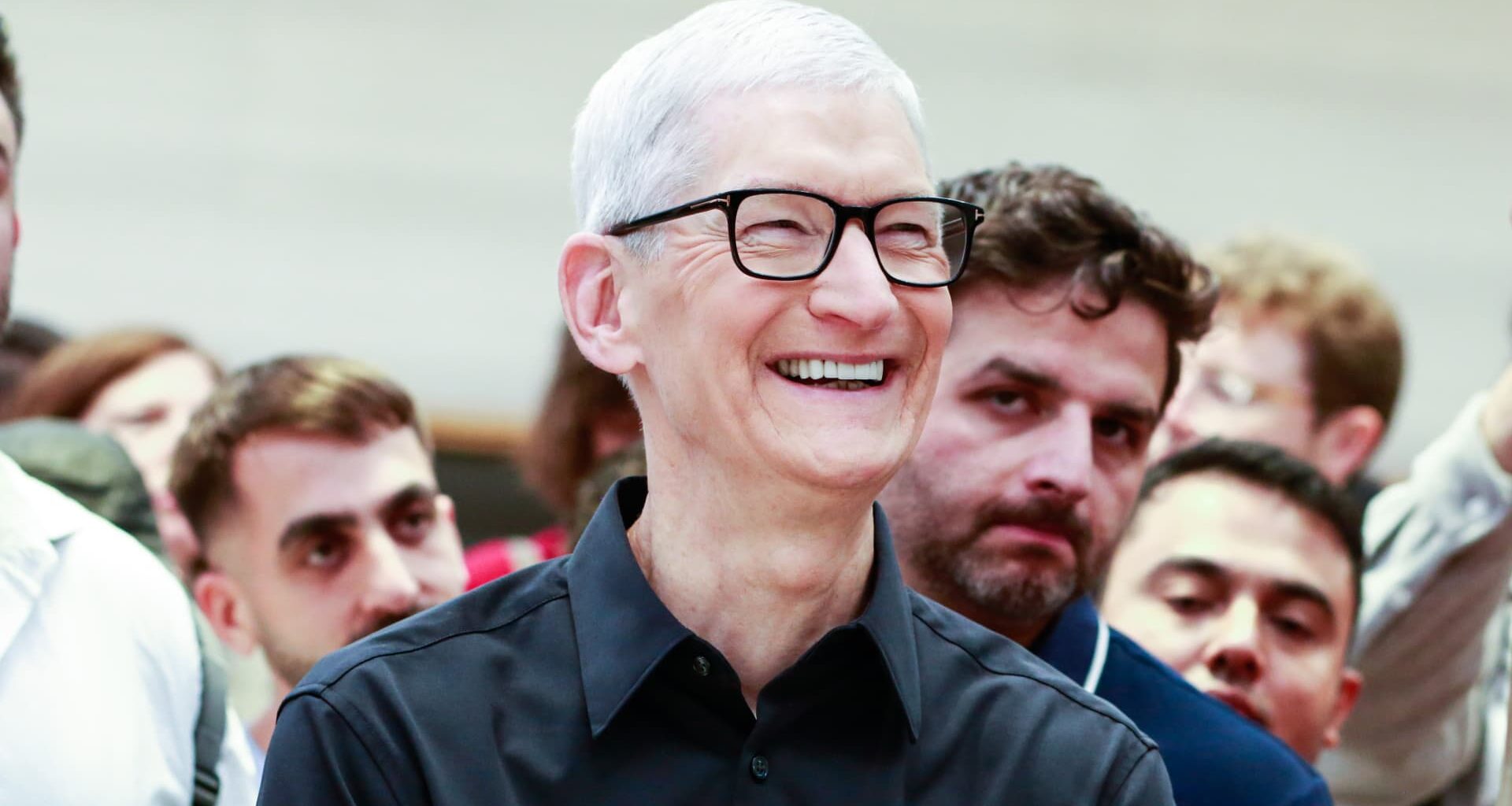 Apple delivers a nearly perfect quarter, with a CEO change and an AI update ahead