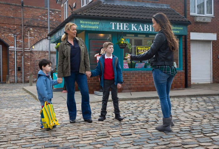 15_04_coro_cassie_jodie_01 Jodie chats to Cassie, who is holding Dorin and Bertie's hands in Coronation Street