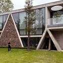 © Ehsan Ahani The Gable Villa / Next Office–Alireza Taghaboni - Exterior Photography, Garden, Concrete