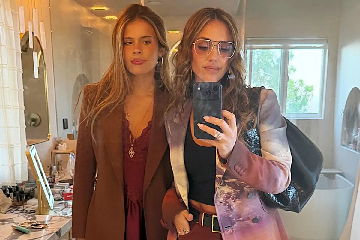 Jessica Alba and Daughter Honor, 17, Are Monochromatic Twins in New Selfies: 'Night with My Bestie'