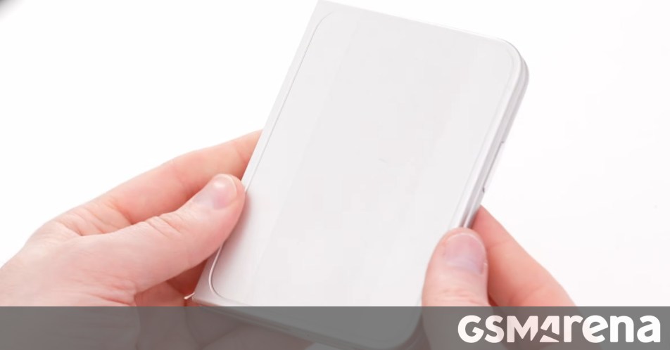 iPhone Ultra dummy unit stars in hands-on video