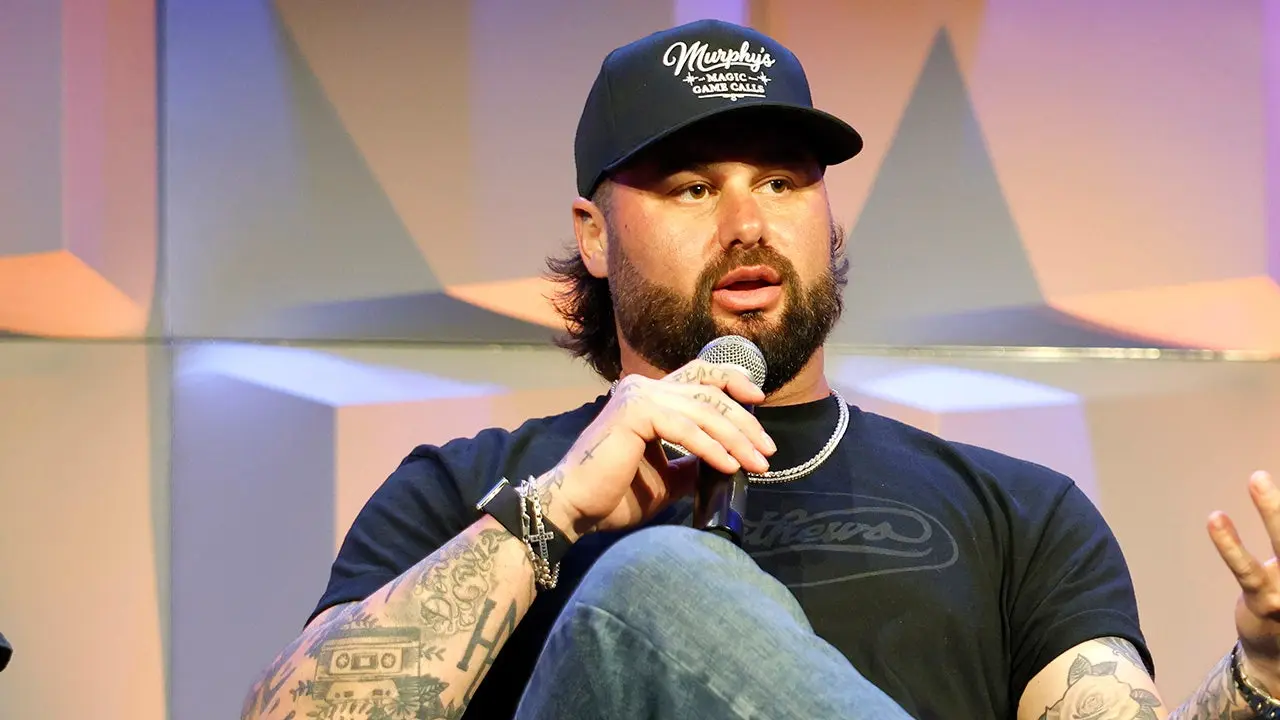 Country music superstar sets internet on fire with new song, reactions pour in from fans