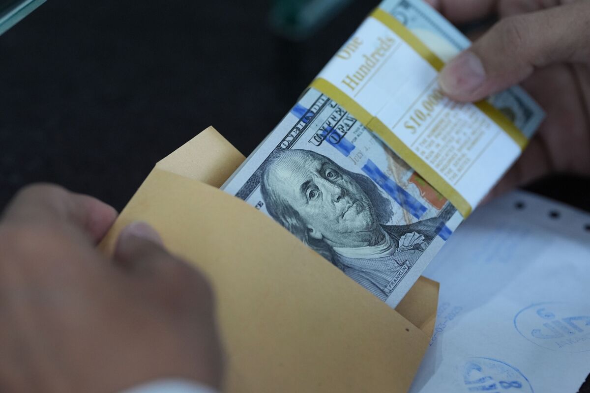 Taiwan’s $286 Billion Pension Fund Trims Its Dollar Exposure