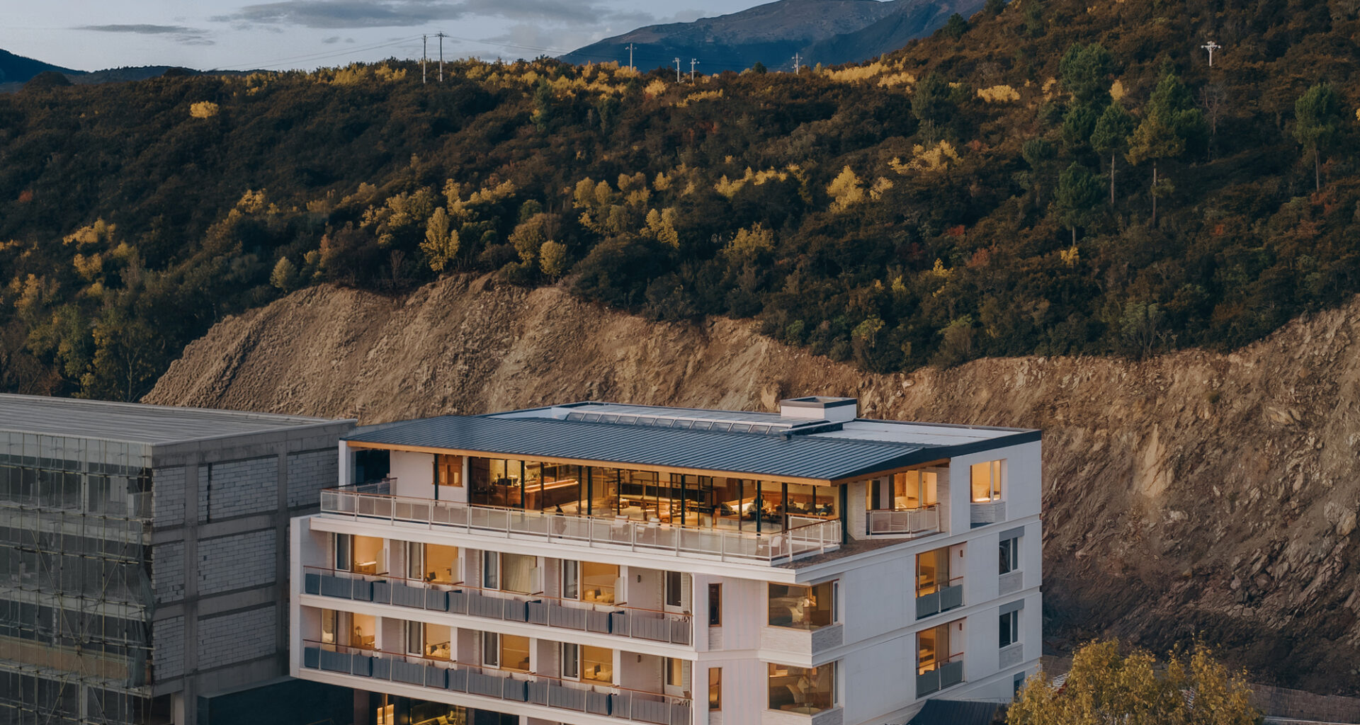 Kawagebo Snow Mountain Hotel / Moguang Studio