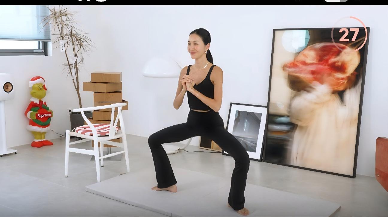 Former ballet dancer Yoon Hye-jin demonstrates the grand plie pulse move on her YouTube channel. Captured from YouTube