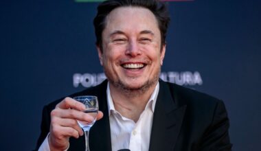 Celebrity Net Worth logo