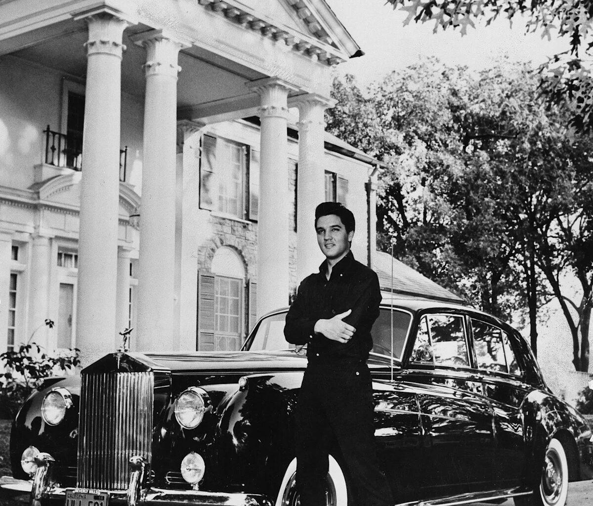 Elvis Presley at Home: 10 Photos of The King’s Domestic Life