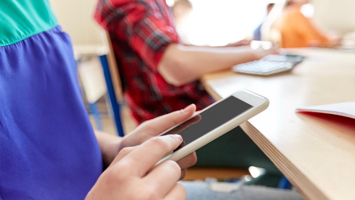 The ‘bedroom generation’: How phones are fuelling a youth work crisis - Stuff