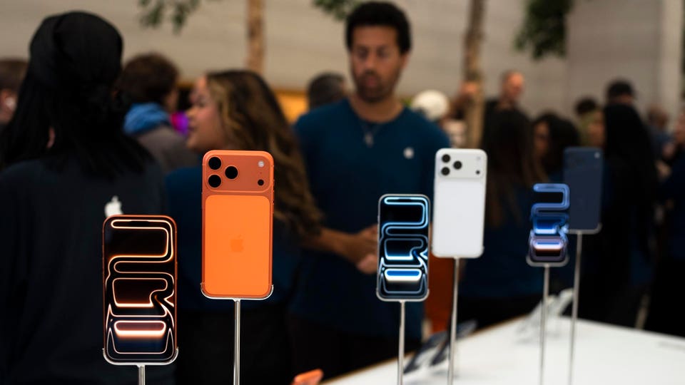 Apple Store New iPhone 17 Goes On Sale In London