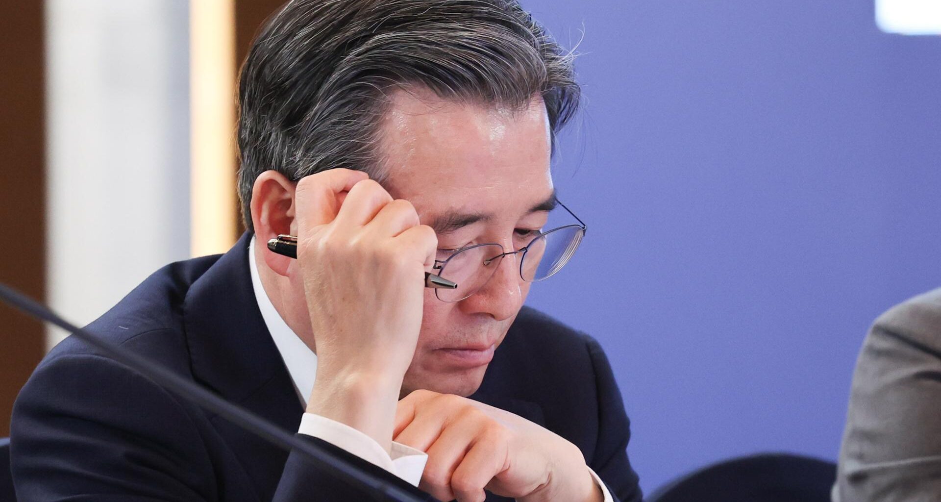 Kim Yong-beom, presidential chief of staff for policy, attends a meeting on visions for the shipbuilding industry chaired by President Lee Jae Myung at a hotel in Ulsan, May 13. Yonhap