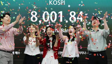 Dealers at Hana Bank headquarters in Seoul celebrate after the benchmark KOSPI crossed the historic 8,000 mark for the first time during intraday trading, May 15. Yonhap