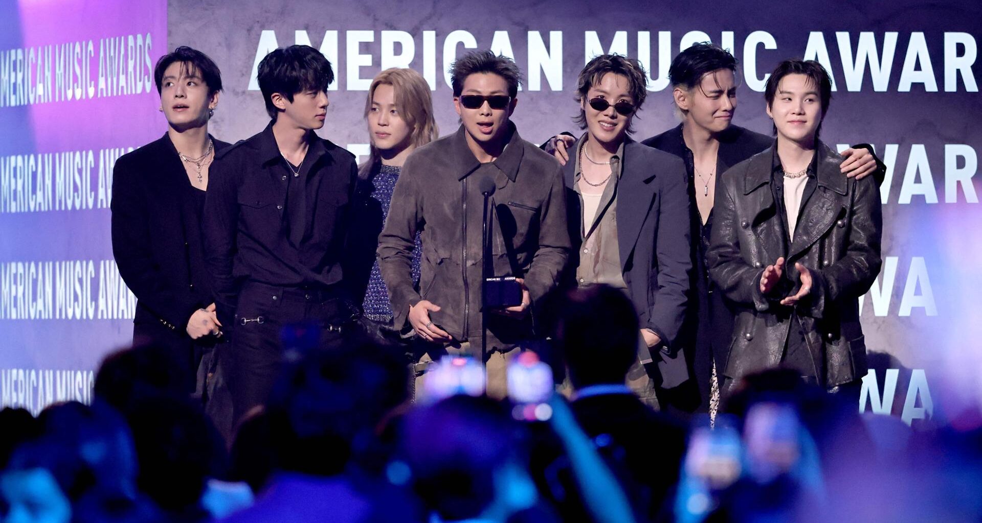 Boy group BTS accepts the Artist of the Year award during the 52nd American Music Awards at MGM Grand Garden Arena Monday in Las Vegas. AFP-Yonhap