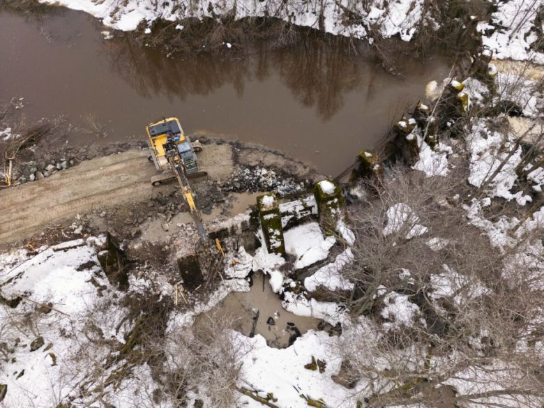 The removal of the dam and the rapid restoration at Holstenkoski in Finland in 2024 aimed to open fish migration routes by up to 43 kilometers, improving the ecological condition of the Aneriojoki River.