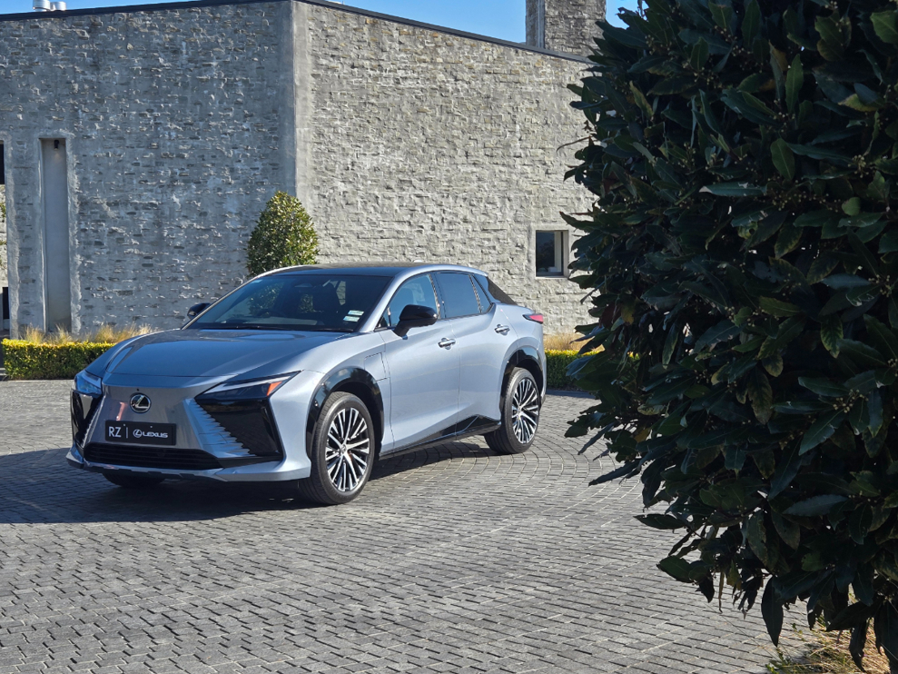 Lexus RZ.