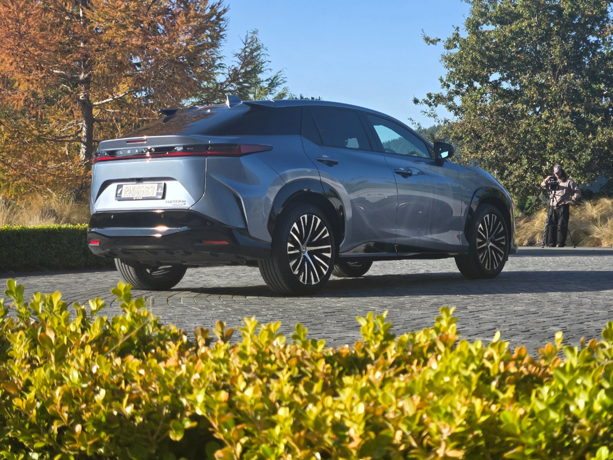Lexus RZ.