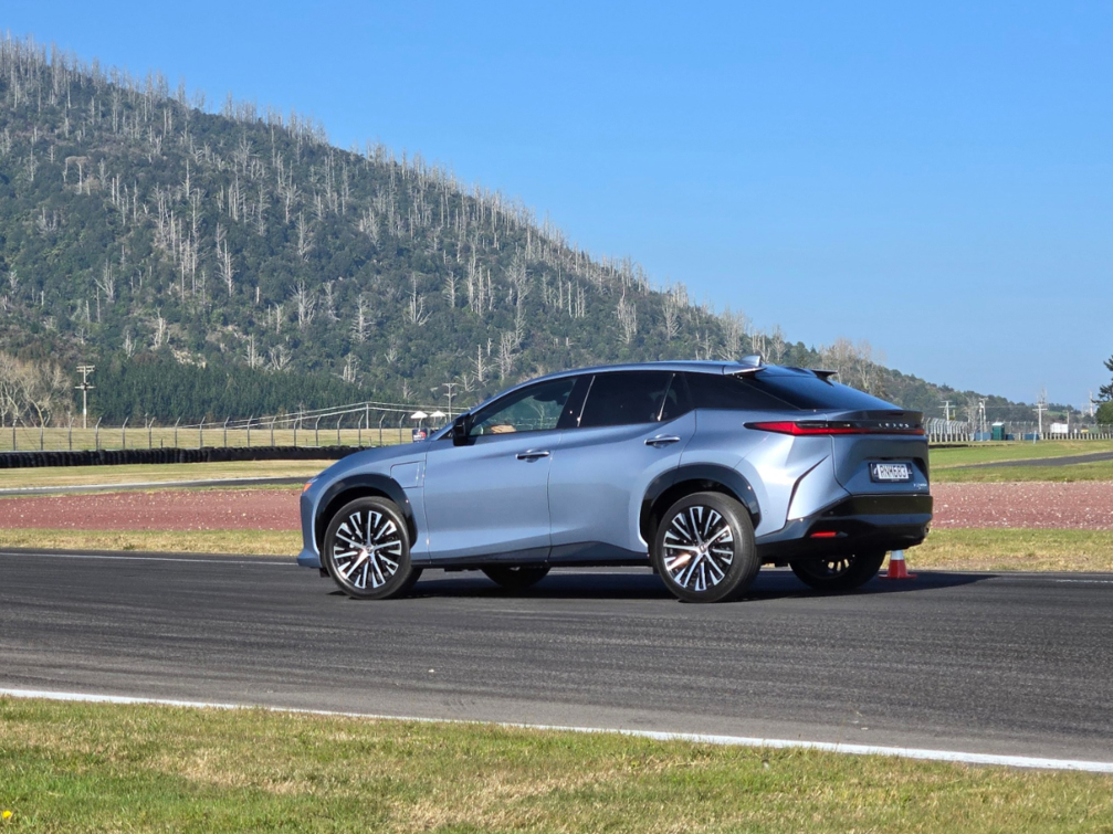 Lexus RZ.