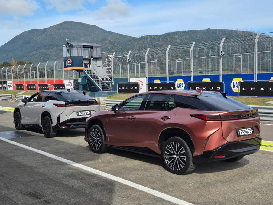 Lexus RZ.