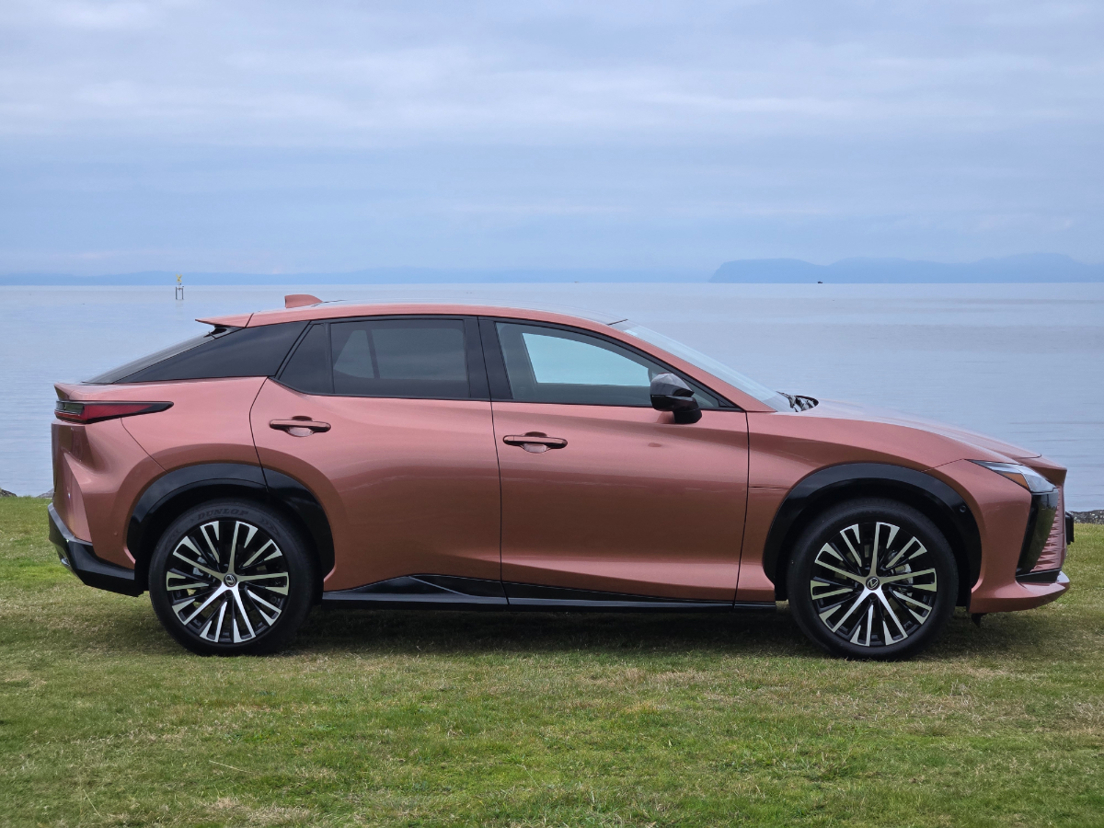 Lexus RZ.