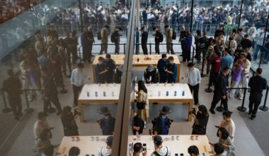 Consumers line up to pick up the latest iPhone 17 series ordered online at the Apple’s store in Sanlitun, downtown Beijing, on September 19, 2025. Market observers say the iPhone 17 series could give a crucial boost to Apple’s market share and shipments in China amid intensifying competition with its domestic rivals. Photo: VCG