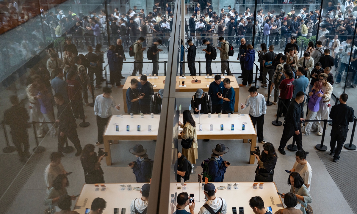 Consumers line up to pick up the latest iPhone 17 series ordered online at the Apple’s store in Sanlitun, downtown Beijing, on September 19, 2025. Market observers say the iPhone 17 series could give a crucial boost to Apple’s market share and shipments in China amid intensifying competition with its domestic rivals. Photo: VCG