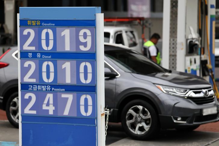 A gas station in Seoul shows gasoline priced at 2,019 won per liter, Tuesday. Yonhap