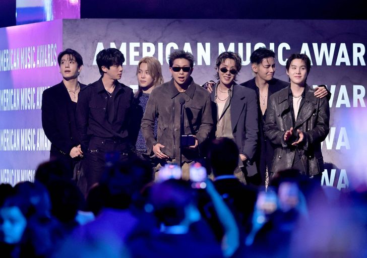 Boy group BTS accepts the Artist of the Year award during the 52nd American Music Awards at MGM Grand Garden Arena Monday in Las Vegas. AFP-Yonhap