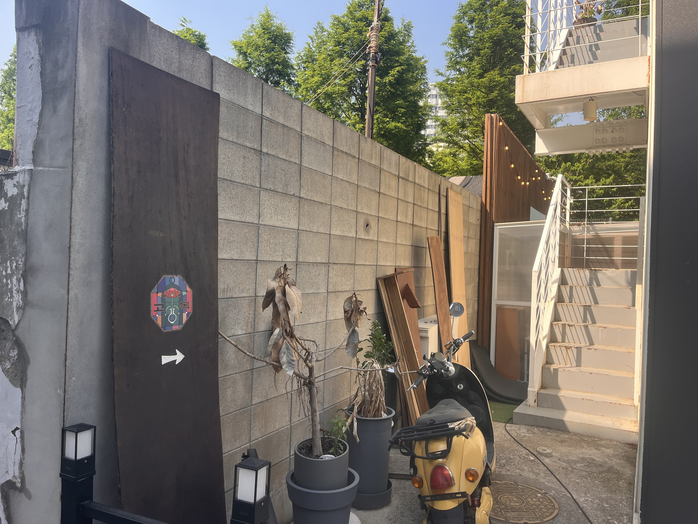 The hidden entrance to GoDok Stay, a former "digital fasting center " in Hongdae , western Seoul, on May 15. [Fergus Goodall Smith]