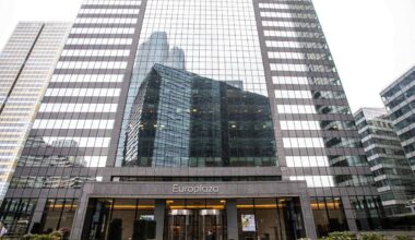 Bank CEOs’ AI Obsession Collides With Warning From Watchdogs