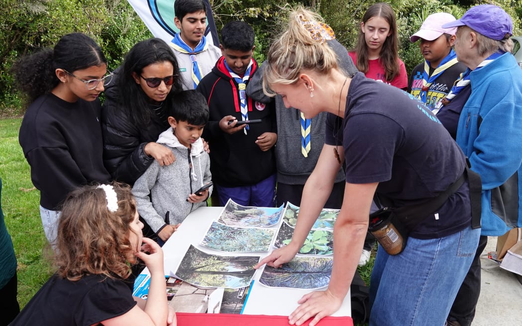 Nikita Jones of environmental group Urban Ark explains the rules for the tree hunt.