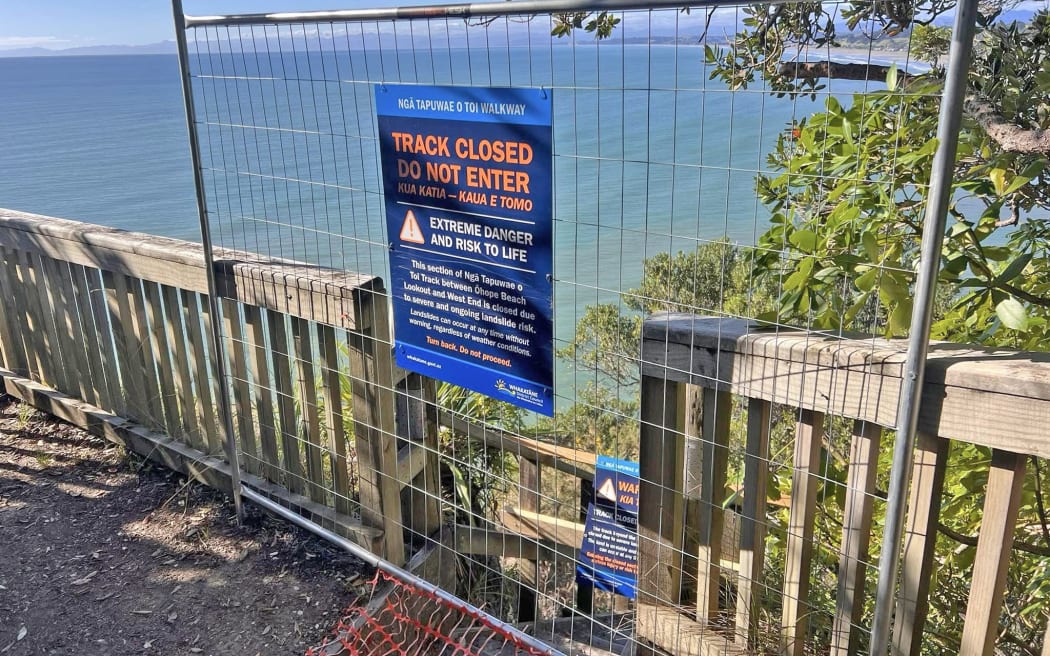 New fencing and signs at the Ōhope Lookout end of the closed section of track.