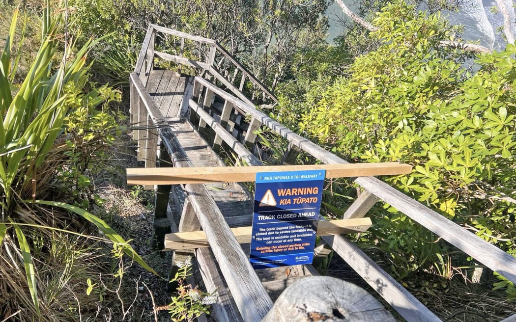 New fencing and signs at the Ōhope Lookout end of the closed section of track.