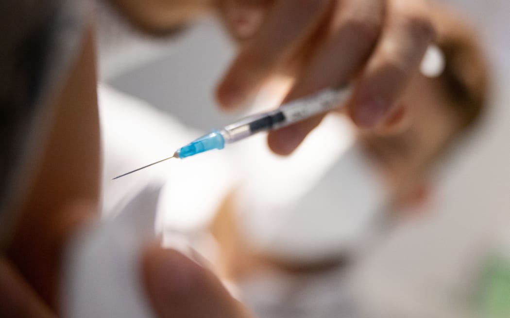 18 October 2022, Baden-Wuerttemberg, Stuttgart: Large-scale diphtheria vaccination is planned in the United Kingdom. Photo: Marijan Murat/dpa/Symbolbild (Photo by MARIJAN MURAT / dpa Picture-Alliance via AFP)