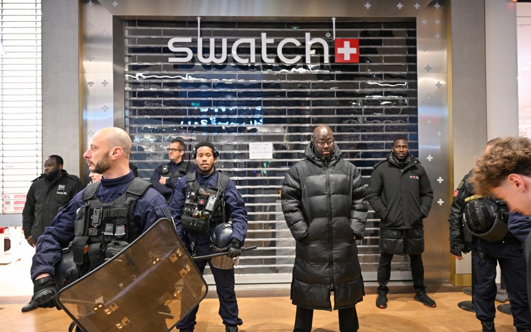 View of the closed Swatch store at Westfield Parly 2 shopping centre in Le Chesnay-Rocquencourt, where police were present on Saturday as crowds gathered ahead of a collaboration launch with luxury watchmaker Audemars Piguet. The store remained closed for security reasons, in Le Chesnay, France, on May 16, 2026. (Photo by Henrique Campos / Hans Lucas via AFP)