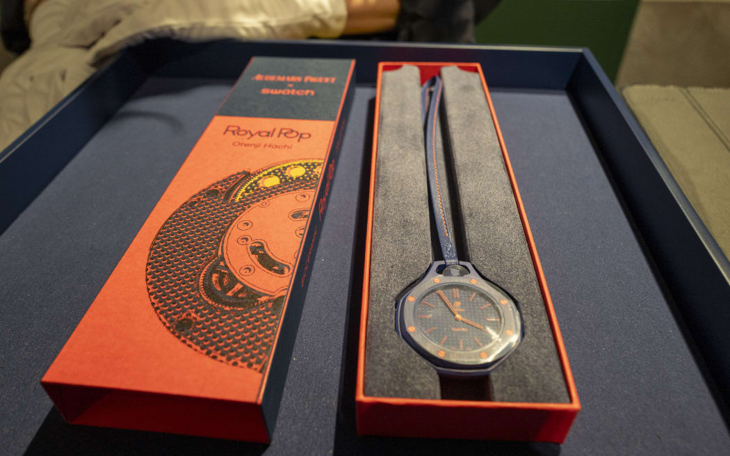 Through its Royal Pop collection, Swatch has teamed up with the Swiss luxury jeweller Audemars Piguet. This partnership between the two Swiss watchmakers generated great excitement among enthusiasts, with some even camping out for several days before the launch, occasionally causing disturbances outside the French boutiques, in Paris, the 16 may 2026.
Swatch, a travers sa collection Royal Pop, s est associee au joaillier de luxe suisse Audemars Piguet. Cette alliance entre les deux horlogers helvetiques suscitait une vive attente chez les passionnes, certains n hesitant pas a camper plusieurs jours avant le lancement, occasionnant parfois des incidents aux abords des boutiques francaises, a Paris, le 16 mai 2026. (Photo by Serge Tenani / Hans Lucas via AFP)