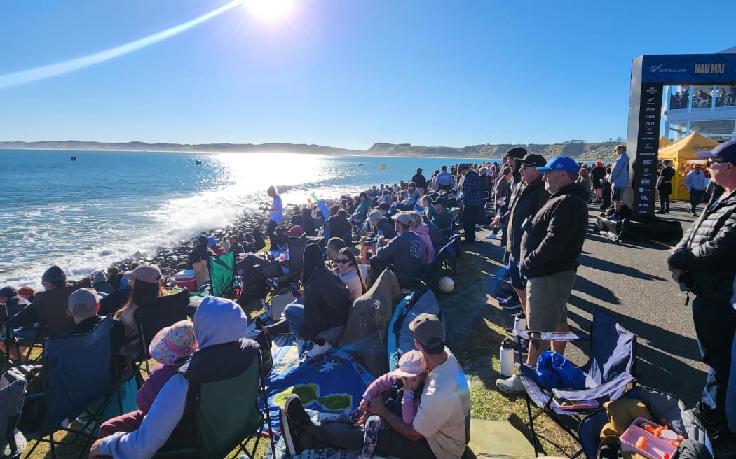 The crowd looks on at the New Zealand Surfing Champs, Manu Bay, Raglan, on 17 May 2026.