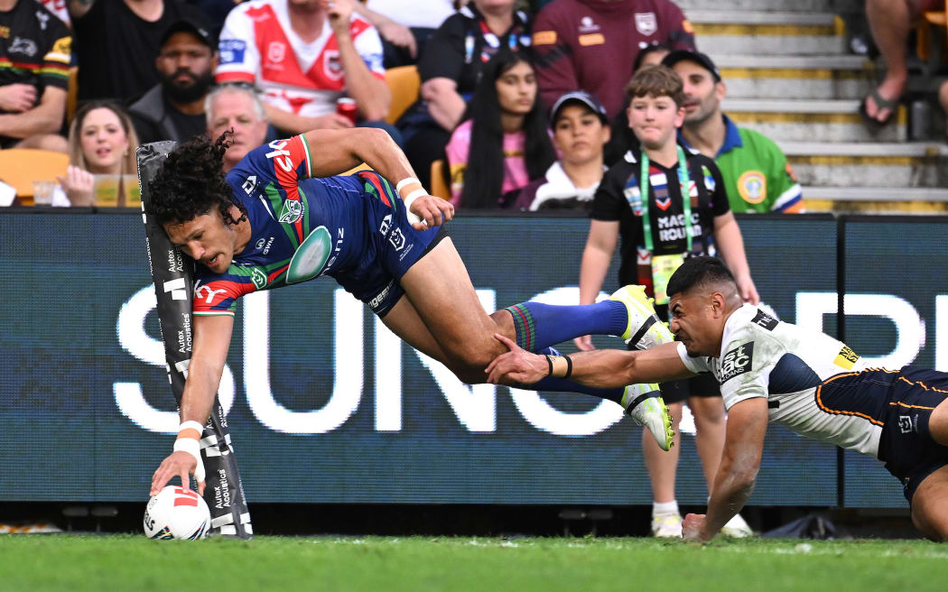 Dallin Watene-Zelezniak of the Warriors scores a try ahead of Josiah Karapani of the Broncos during the NRL Round 11 match between the New Zealand Warriors and the Brisbane Broncos at Suncorp Stadium in Brisbane, Sunday, May 17, 2026. (AAP Image/Dave Hunt/ Photosport)