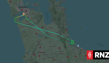 Tauranga flight turned around due to lanterns in flight path
