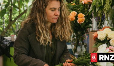 Florists seek to arrange value for cash-strapped shoppers this Mother's Day