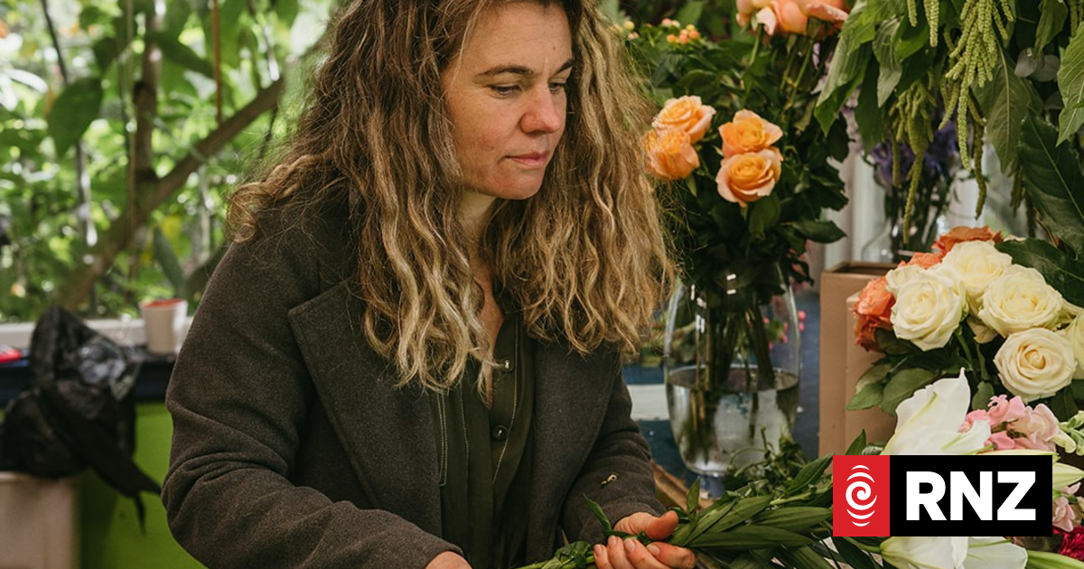 Florists seek to arrange value for cash-strapped shoppers this Mother's Day