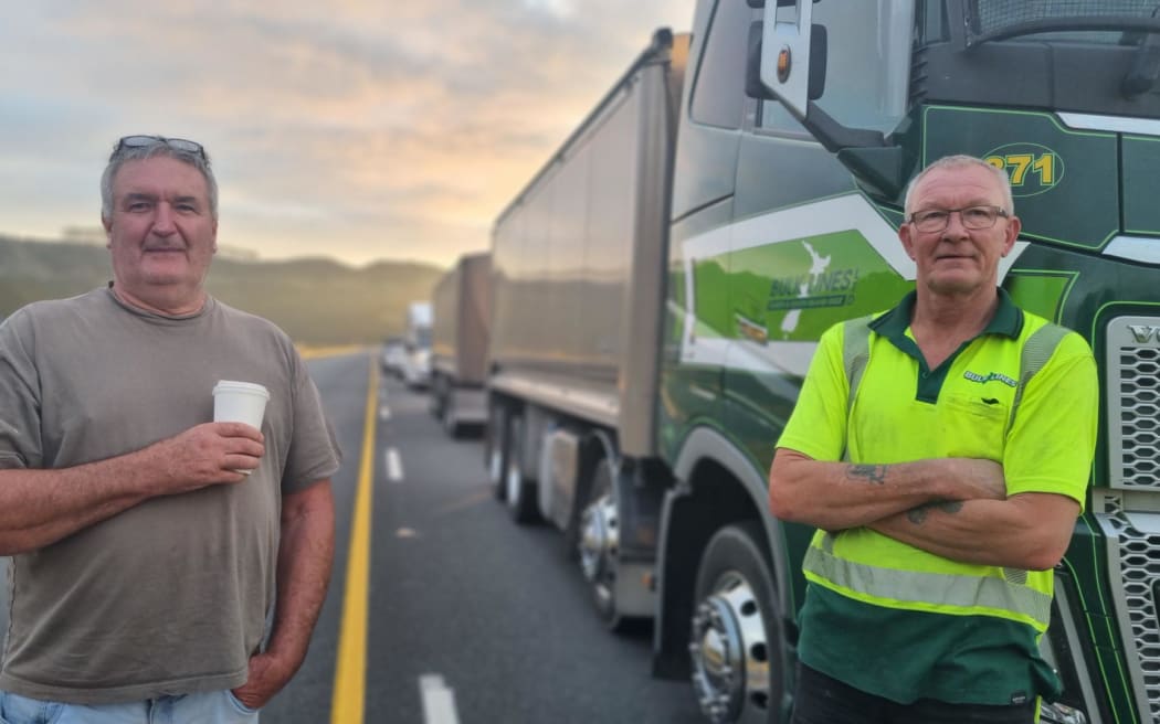 Hamiltonian Dave Pretty and Bulklines driver Kevin Hanning enjoyed a chat while waiting for the 6.30pm convoy to set off.