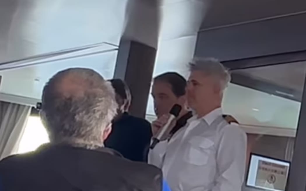 Ruhi Çenet shared a video of an Oceanwide Expeditions staff member announcing the first death to the passengers