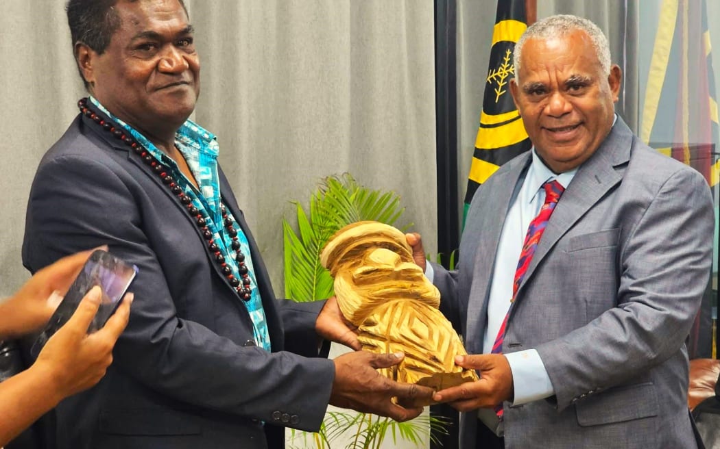 Vanuatu Prime Minister Jotham Napat –right- and FLNKS President Christian Téin  during a meeting on 5 May 2026 in Port Vila – PHOTO FB-Ministry of the prime minister of Vanuatu
