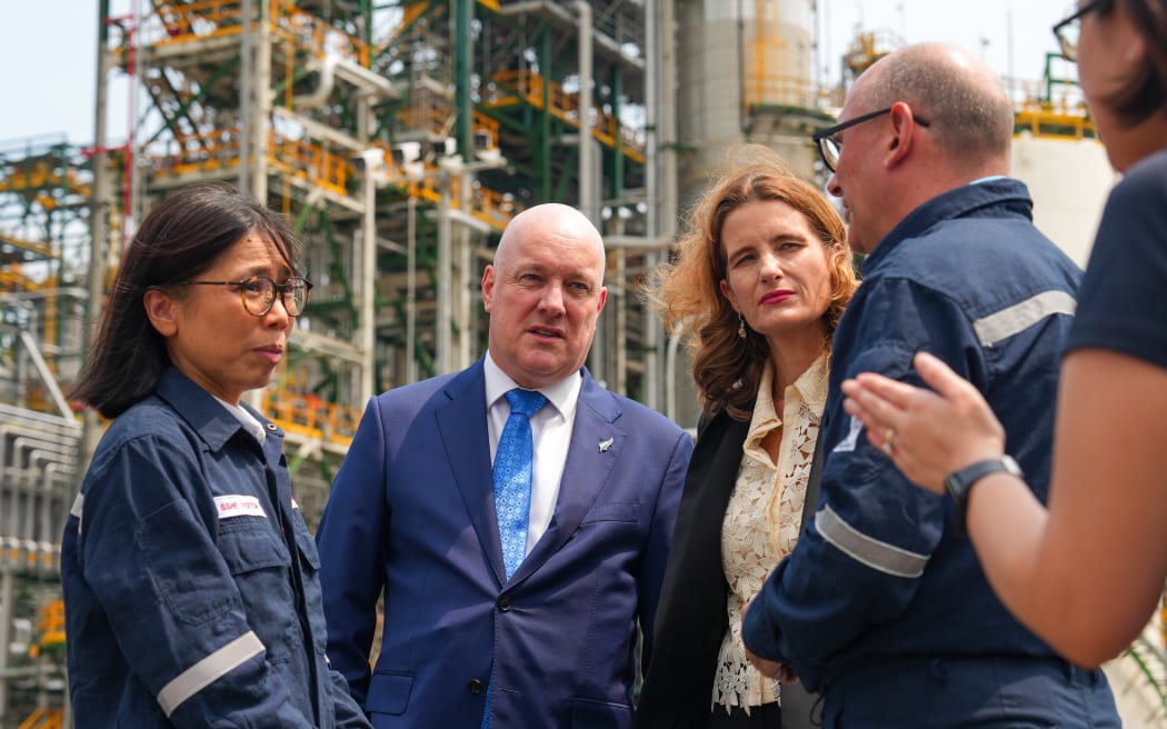 Christopher Luxon and Nicola Willis visit a Singapore refinery on 5 April 2026.
