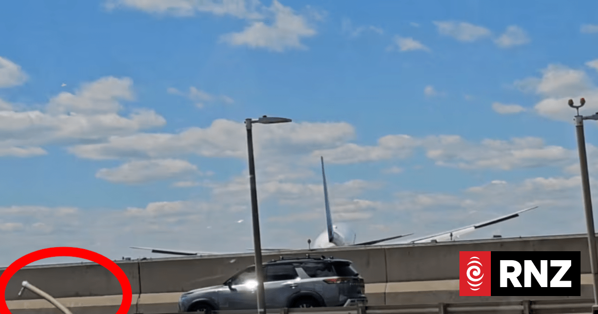 United 767 collides with truck during landing in New Jersey