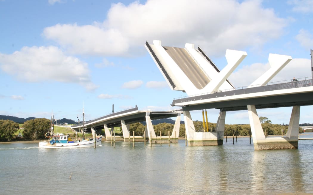 The giant fishooks of Te Matau a Pohe stretch towards the sky as a vessel makes its way under the Whangarei bridge.
